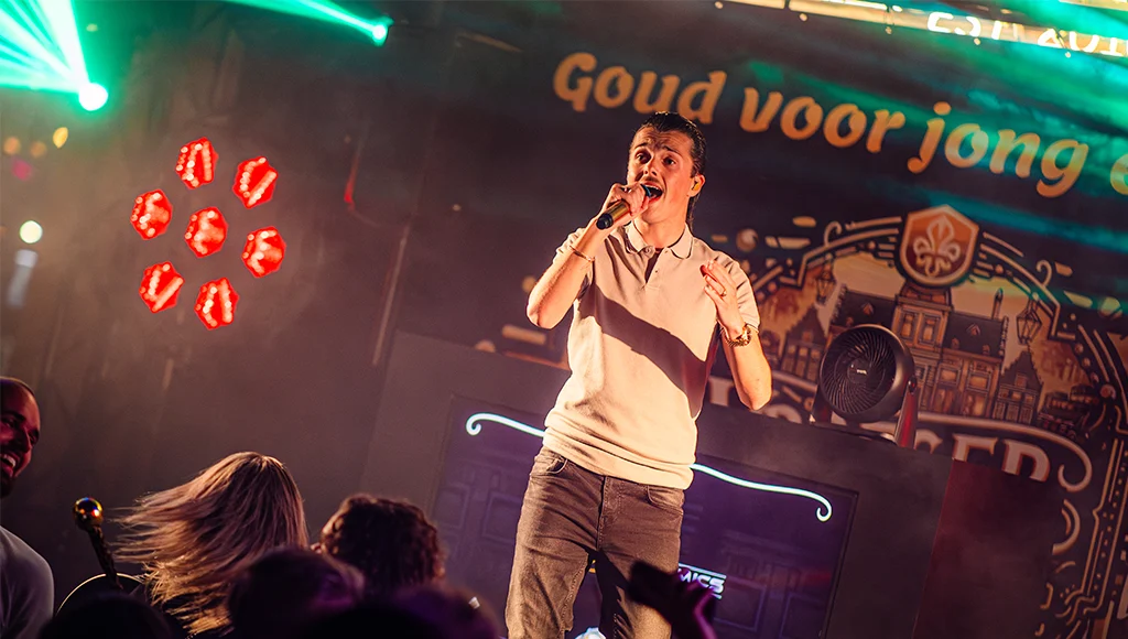 chico optreden met danseressen vwja