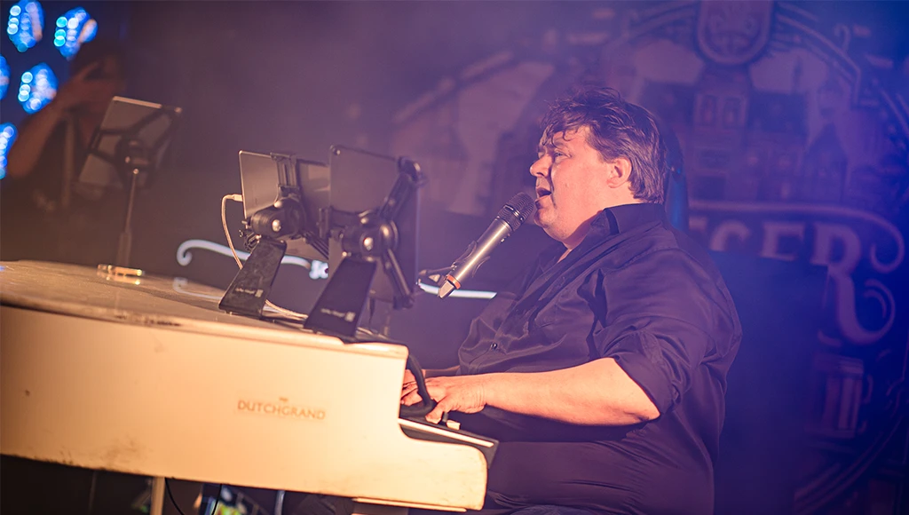 captain midnight optreden met piano